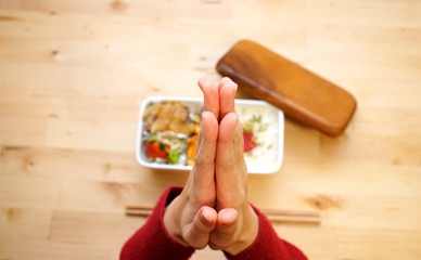 「いただきます」お弁当の前で手を合わせる人 ごはん 礼儀 / Woman putting...