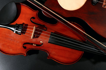 Fototapeta premium Electric guitar and violin on grey background