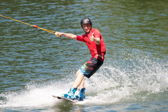 Teenager beim Wakeboarden