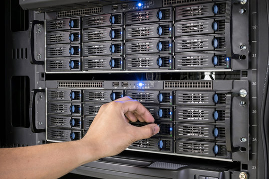 man maintenance hardisk on network attached storage (NAS)