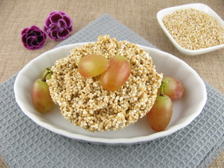 Gepuffter Amaranth mit weißer Schokolade und Weintrauben