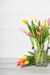 tulipani colorati nel vaso