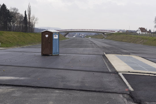 Dixi Klo auf leerer Autobahn