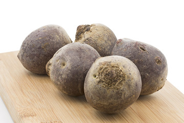 Ganze Rote Bete auf Holzbrettchen