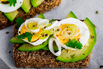 Sandwich with avocado, egg and leek