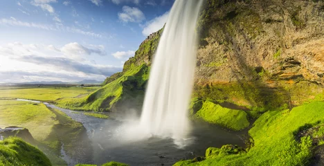 Photo sur Aluminium Cascades lumières chaudes du soleil et cascade avec canyon vert et ciel bleu en Islande