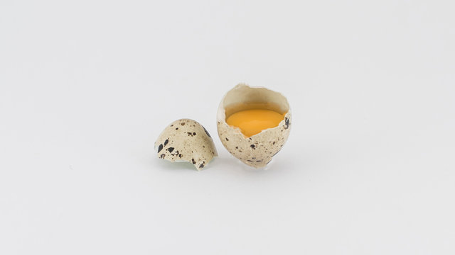 huevos de codorniz sobre fondo blanco.