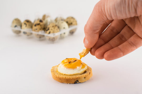 Huevo de codorniz frito sobre rebanada de pan