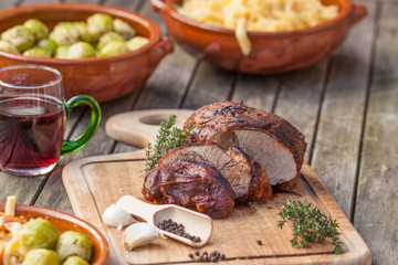 Wildschweinbraten, rustikales Menü mit Rosenkohl und Spätzle