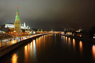 Fototapeta na wymiar Night Moscow from the big Moskva river and the embankment