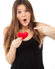 femme amoureuse avec un coeur dans la main à la saint valentin