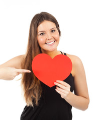 femme amoureuse avec un coeur dans la main à la saint valentin