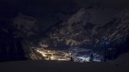Blick vom Oeschinensee auf Kandersteg bei Nacht. Atmosphärische Berglandschaft und eindrückliche Lichtstimmung.
