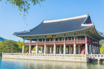Fototapeta na wymiar Beautiful Architecture in Gyeongbokgung Palace at Seoul city