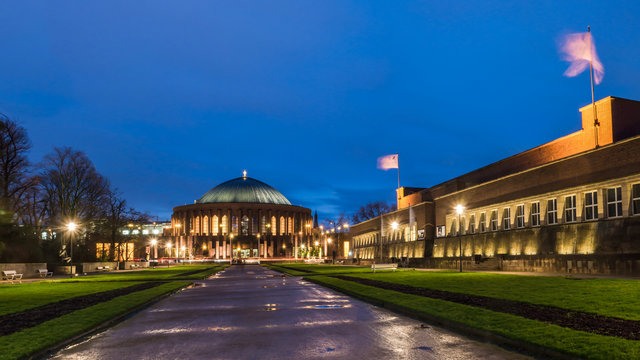 Tonhalle in D&uuml;sseldorf am Abend. Konzerthaus am Rhein. Rheinterassen.