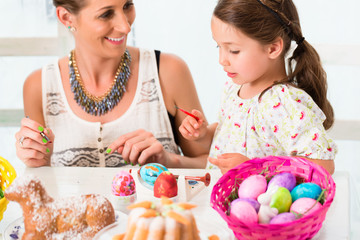 Familie hat Spaß beim Färben der Ostereier zu Ostern