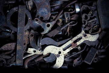 Vieux outils dans une lumière bleutée