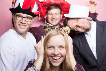 Freunde machen Foto vor Fotobox