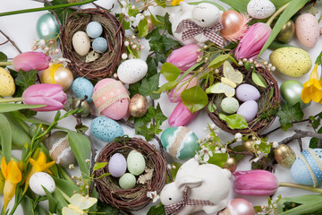 Fototapety  Różne jajka i kwiaty na Wielkanoc na białym
