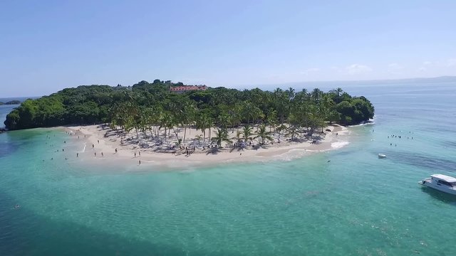 Cayo Levantado, es una una bell&iacute;sima y peque&ntilde;a porci&oacute;n de terreno enclavado en el litoral Nordeste de Republica Dominicana , de playas paradis&iacute;acas, de arenas blancas