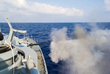 Marinegeschütz feuert