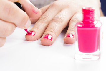 Pintando u&ntilde;as.