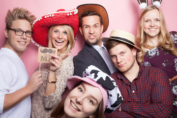 Freunde machen Foto vor Fotobox