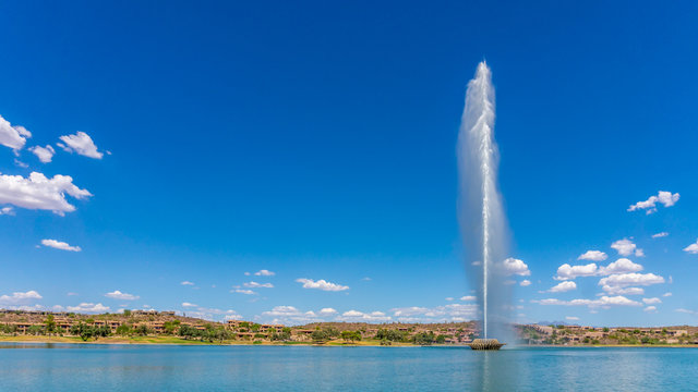 Fototapeta America's highest fountain at the town  of Fountain Hills in Arizona