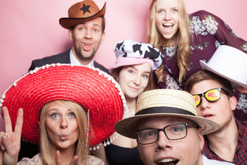 Freunde machen Foto vor Fotobox