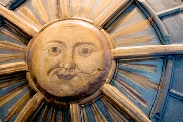 Sculpture of the sun with a smiling face