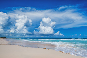 Fototapeta na wymiar Beautiful day on a tropical beach