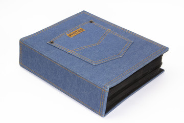 Джинсовый альбом для фотографий на белом фоне
