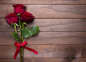 red roses for valentines day on wooden backgorund