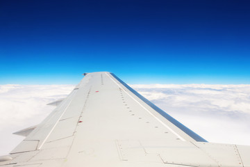 Obraz premium Wing aircraft in altitude during flight
