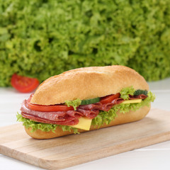 Gesunde Ernährung Sandwich Baguette belegt mit Salami
