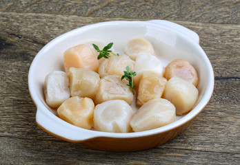 Raw scallops