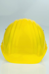 Fototapeta premium Gelber Industrieschutzhelm