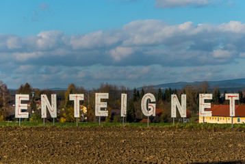 Schriftzug Enteignet auf einem Feld