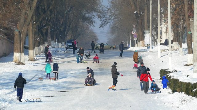 Дети на горке зимой
