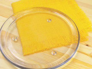 Serviette mit Unterteller auf dem Tisch, vorbereitung