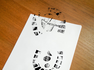 trampled resume / resume on the table, trampled underfoot;
resume with a picture of the track shoe...