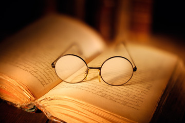 libro antico con occhiali