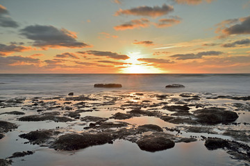 Fototapeta na wymiar coucher de soleil sur la côte 