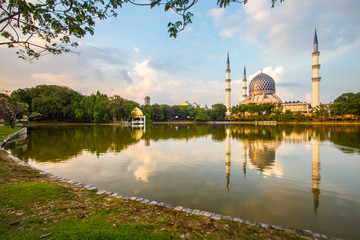 Fototapeta na wymiar Blue Mosque, Shah Alam