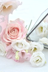Obraz na płótnie Canvas lisianthus, fleurs, flowers, rose, vase, joli, sweet, pink nature, joli, table, décoration, deco, decor