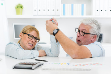 kräftemessen im büro