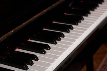 Naklejka premium Piano keys side view with shallow depth of field