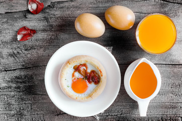 ham and egg on bread cup