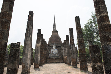 Gran buda de piedra y stupa en el Parque arqueológico de Sukhothai, Tailandia 