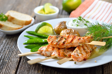 Gegrillte Lachsspießchen in Limettensoße mit Zuckerschoten und kleinen Backkartoffeln mit...